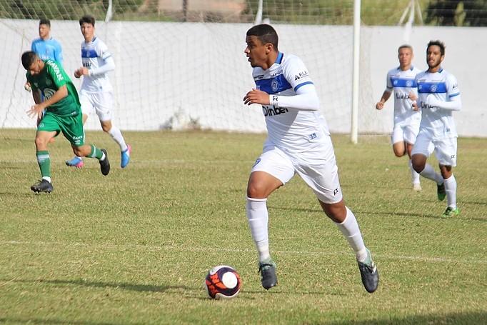 Atlético Tubarão apresenta atacante Zé Vitor 