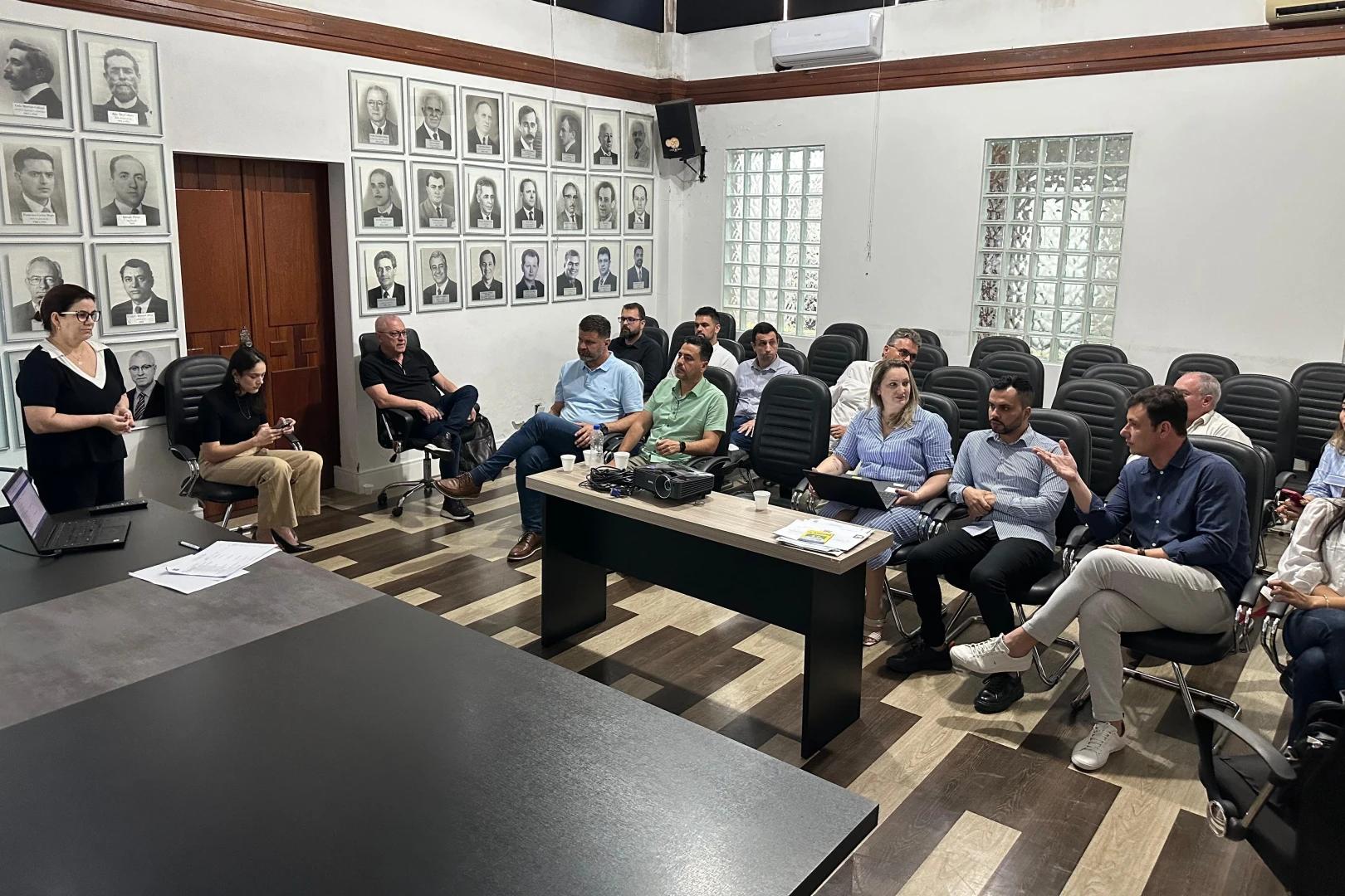 Reunião de transição discute orçamento para 2025 em Tubarão