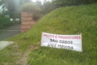 Faixa chama atenção para caso de mineiros demitidos 