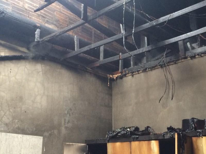 Fogo em residência destrói 20 metros quadrados da estrutura 