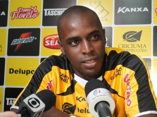 Elias deve retornar aos gramados em três semanas
