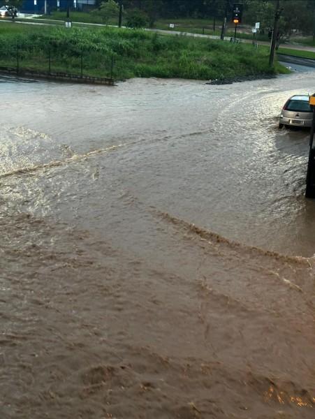 Criciúma registra 21 milímetros de chuva e tem ruas alagadas 