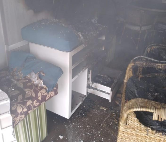 Incêndio danifica parte de casa em Balneário Arroio do Silva