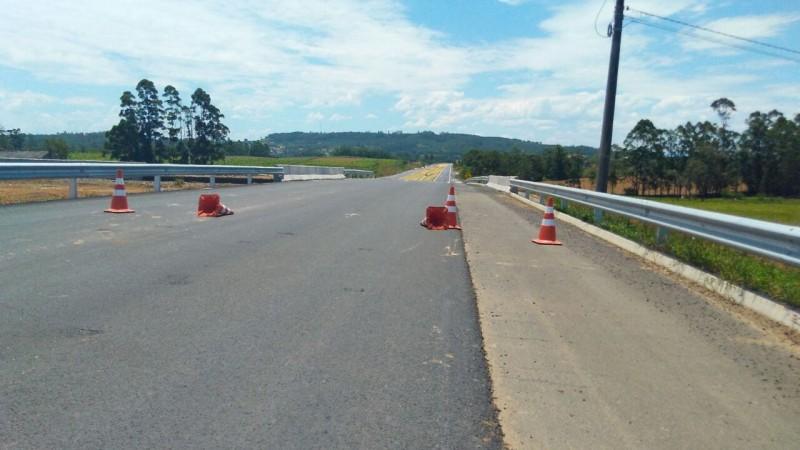 VÍDEO: Motoristas são flagrados desrespeitando sinalização da Via Rápida