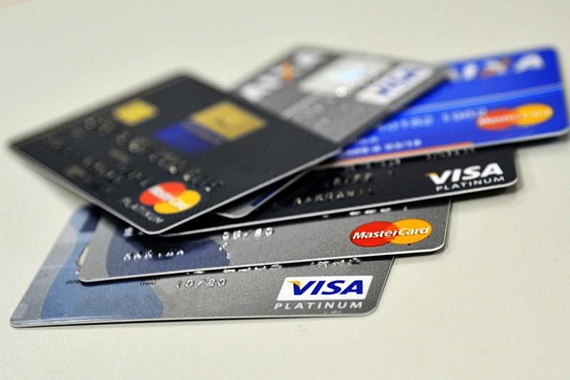 Juros do cheque especial caem e do cartão de crédito sobem em dezembro 