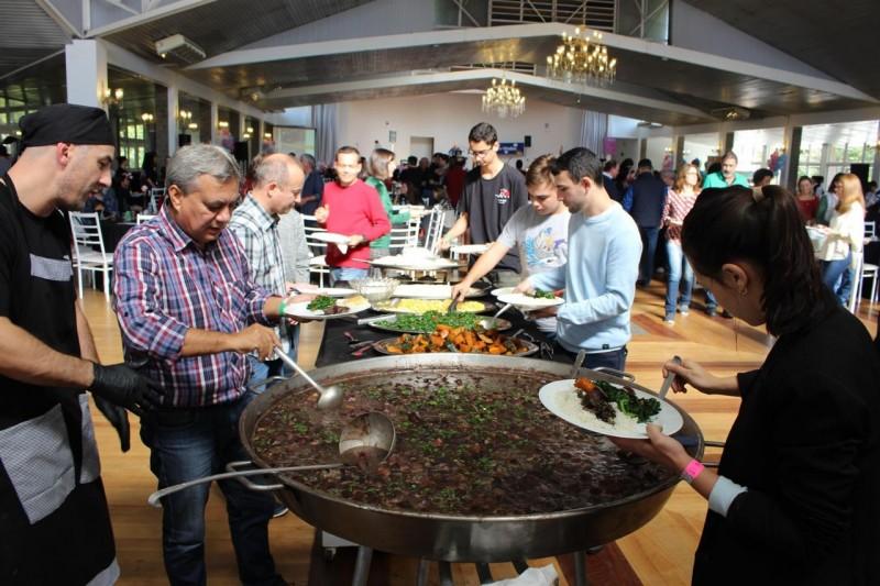 Feijoada Mágica reúne mais de 800 pessoas em prol da Nossa Casa