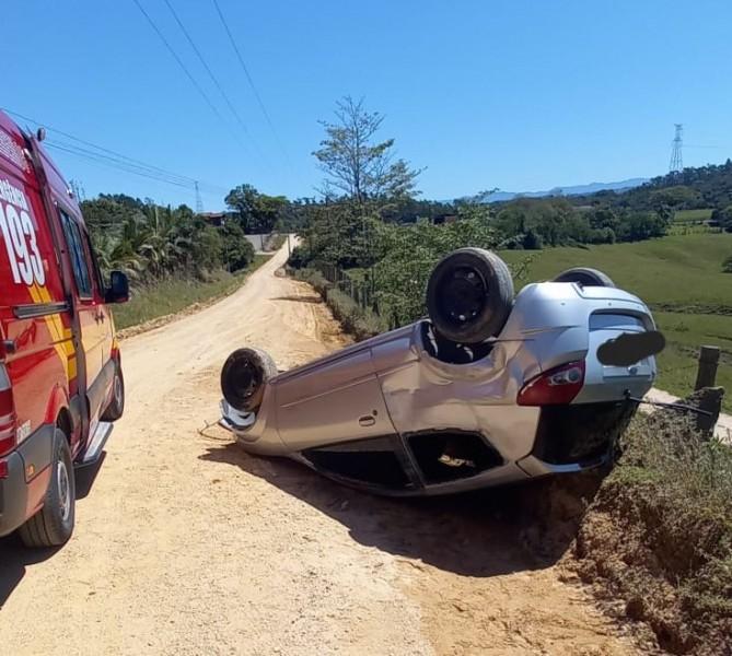 Carro capota na Estrada Geral em Cocal do Sul