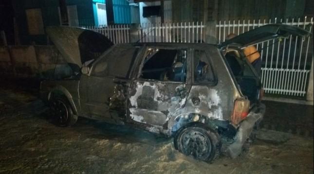Veículo é parcialmente destruído por incêndio em Tubarão 