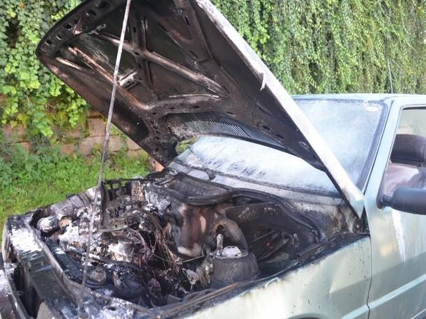 Carro pega fogo na região central de Orleans
