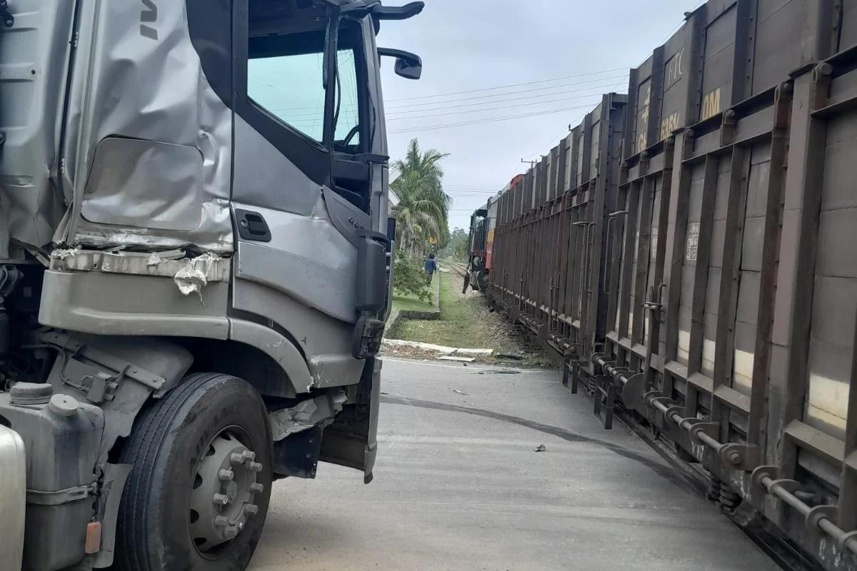 Morro da Fumaça: carreta colide em trem na Estação Cocal