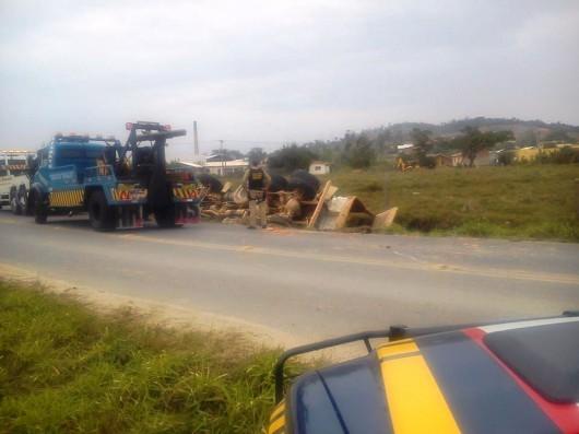 Embriagado, motorista tomba caminhão às margens da BR-101