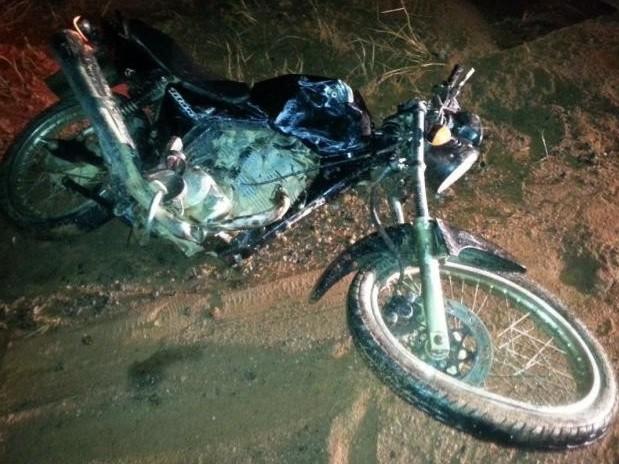 Motociclista fica ferido ao colidir em carro 