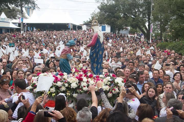 Romaria e festa reúnem milhares no Caravaggio