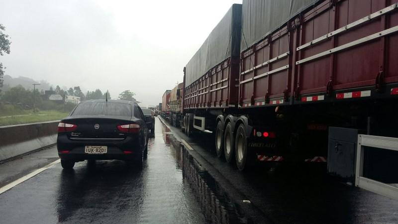 Motoristas enfrentam fila na BR-101
