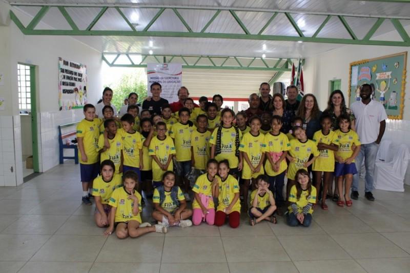 Crianças do projeto 'Pé na Bola, Cabeça na Escola' recebem primeiros uniformes