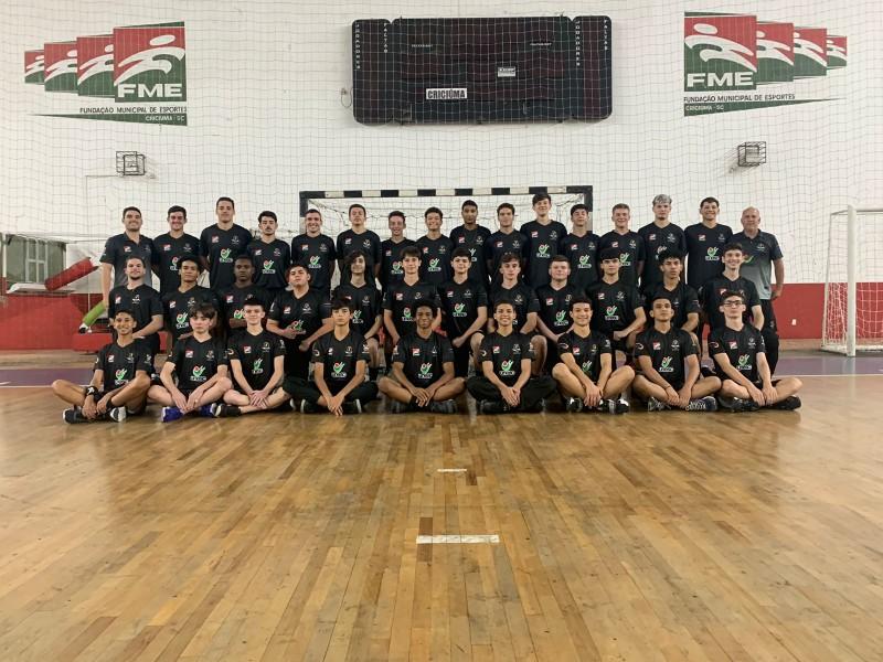 Atletas do handebol masculino de Criciúma recebem novos uniformes