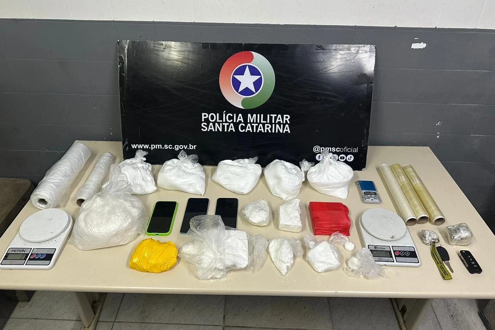 Após denúncia, dupla é detida e mais de oito quilos de droga são apreendidos em Criciúma