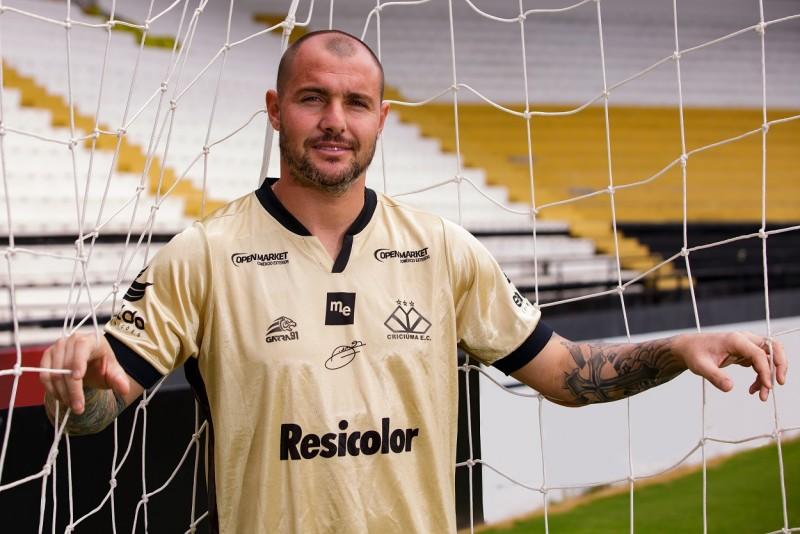 Camisa 'Carvoeira' do Criciúma ganha versão para goleiros