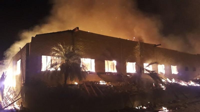 Galpões de empresa são destruídos pelo fogo  