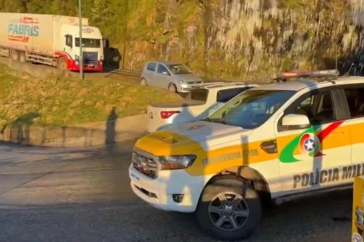 Vídeo: trânsito é liberado em meia pista na Serra do Rio do Rastro