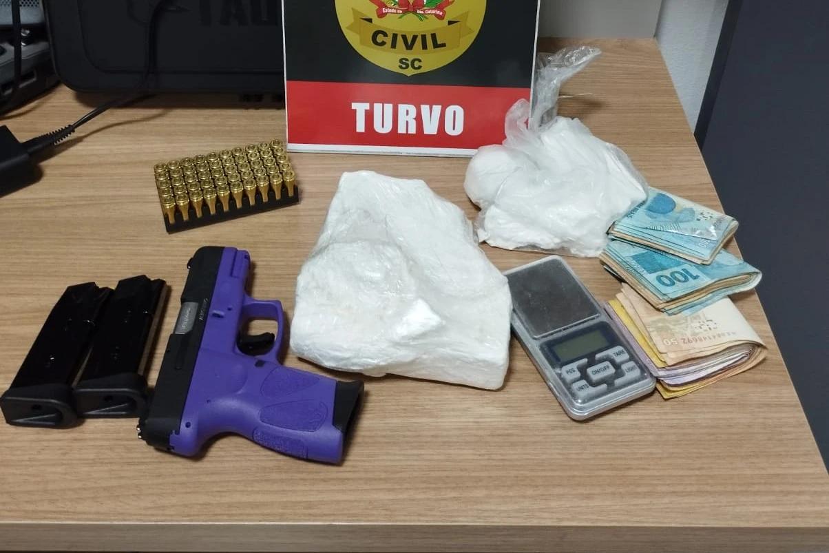 Operação apreende quase um quilo de cocaína e arma de fogo em Turvo