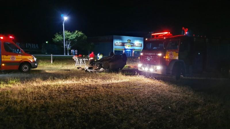 Motorista perde o controle da direção e capota veículo em Laguna 