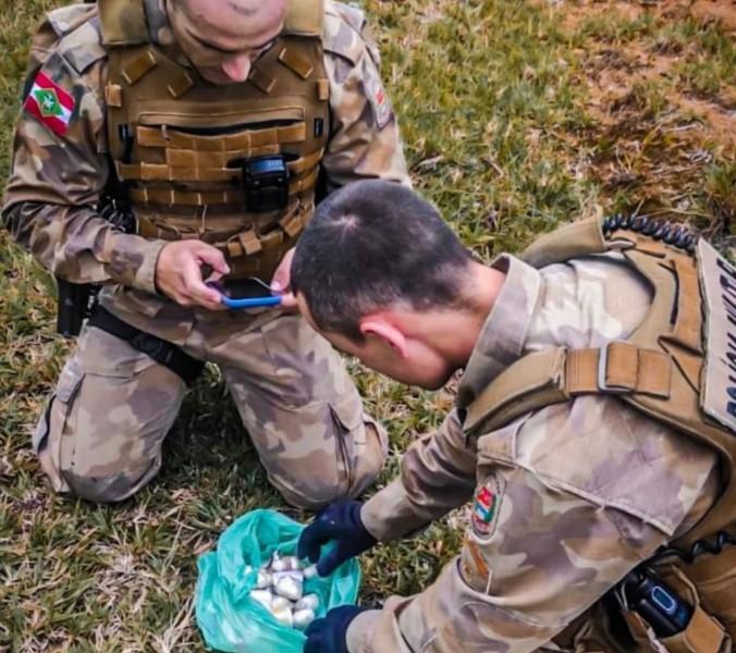 Policiais militares apreendem droga e material para o tráfico após denúncia