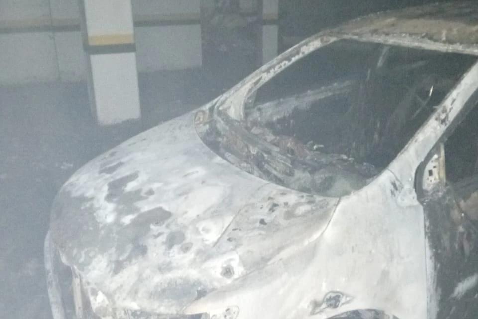 Veículo é destruído por incêndio em edificação comercial