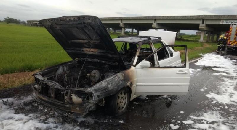 Fogo em carro na BR-101. Não houve feridos