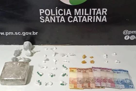 Jovem é flagrado com porções de drogas nos fundos de igreja em Criciúma