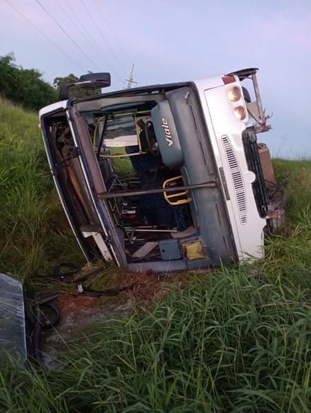 Acidente de trânsito com ônibus deixa nove pessoas feridas na BR-101