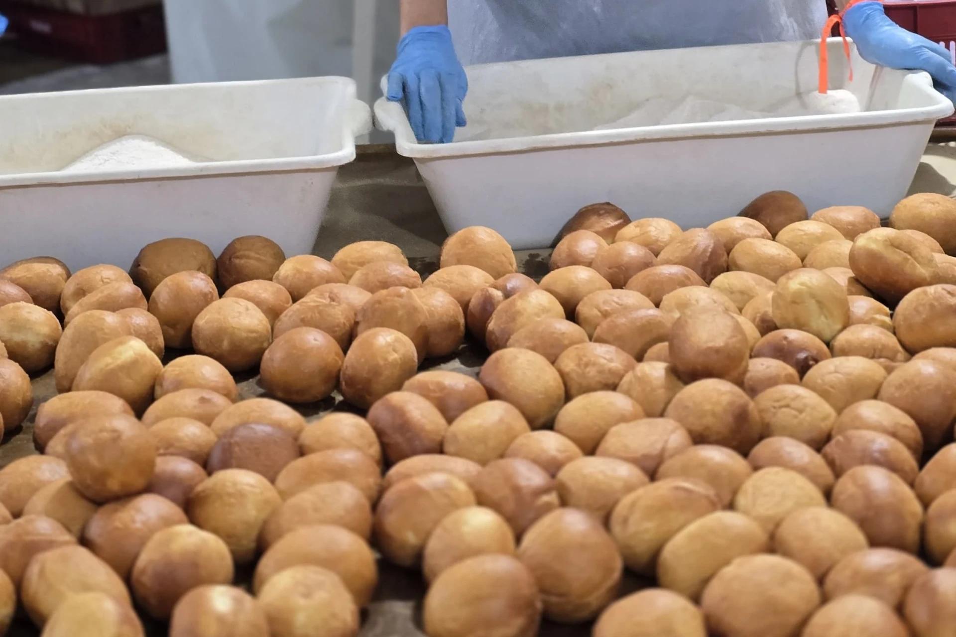 Com meta de venda de 100 mil sonhos, comunidade de Criciúma se une na fé e na produção dos doces