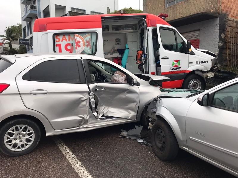 Grave acidente de trânsito envolvendo dois carros e uma ambulância do Samu é registrado em Criciúma