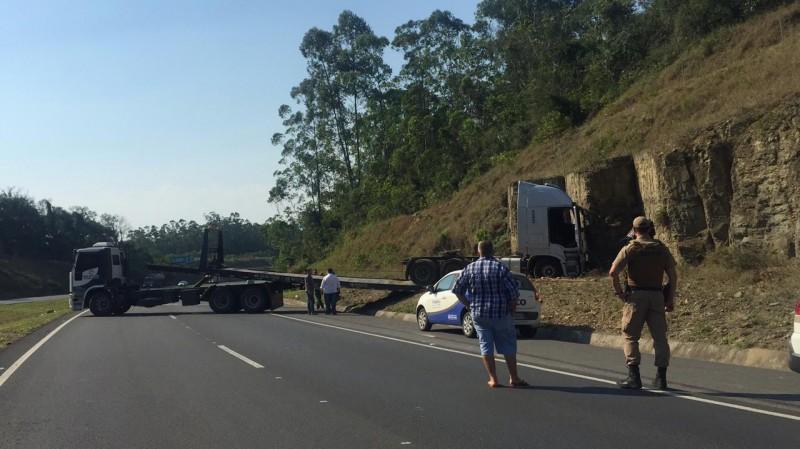 Motorista perde o controle de caminhão e invade pista contrária na Via Rápida
