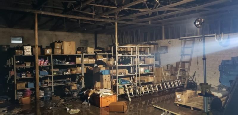 Incêndio em pavilhão com produtos inflamáveis mobiliza bombeiros em Araranguá 