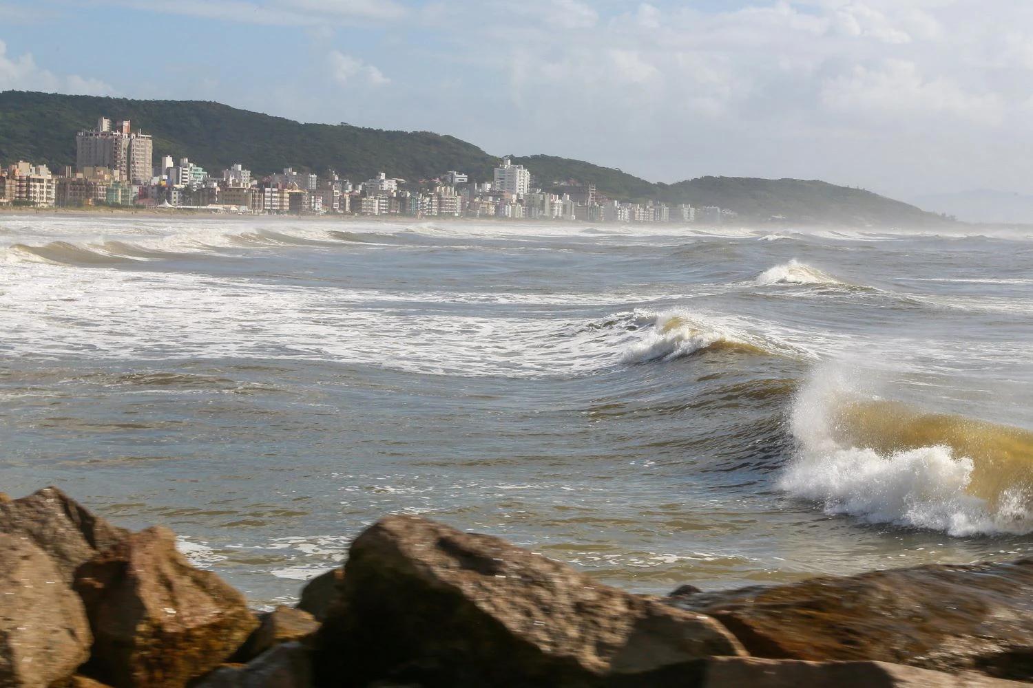 Ventos fortes, mar agitado e possibilidade de neve marcam o início da semana
