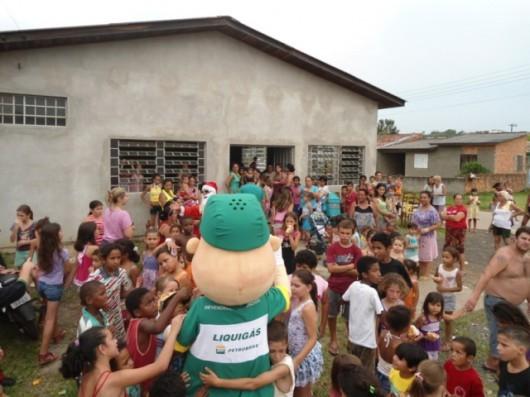 Grupo entrega mais de 2 mil brinquedos em bairros carentes