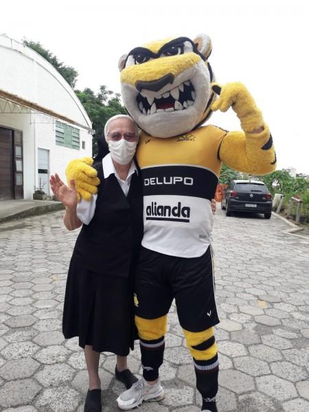 No HSJ, Irmã Anselma Bif além do cuidado com os pacientes tem outra paixão: a torcida pelo Tigre 