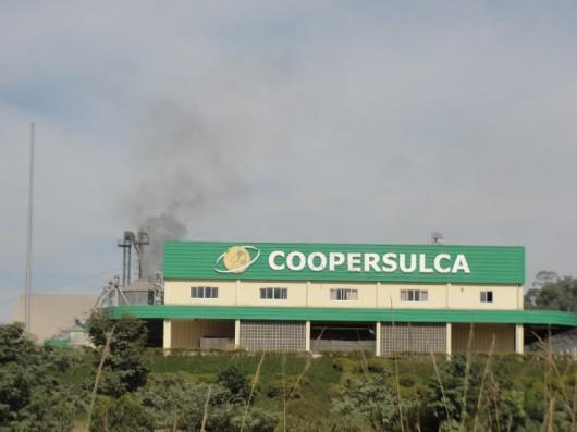 Bombeiros levam mais de 12 horas para combater fogo em cooperativa