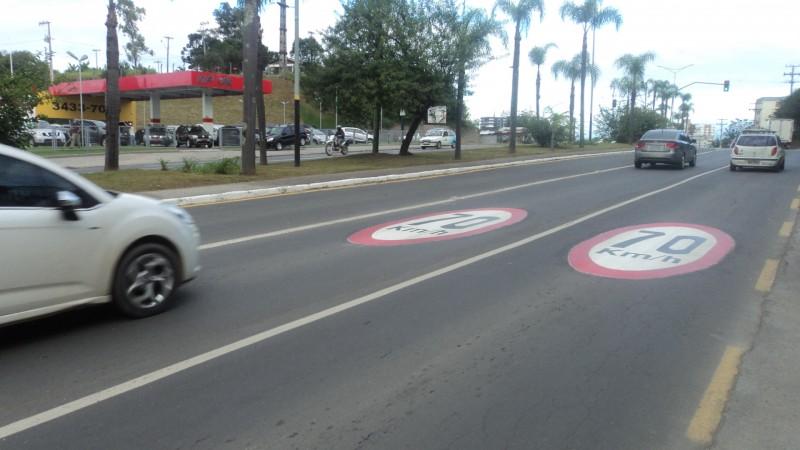 Asfalto da  Avenida Centenário ganha legendas de velocidade  