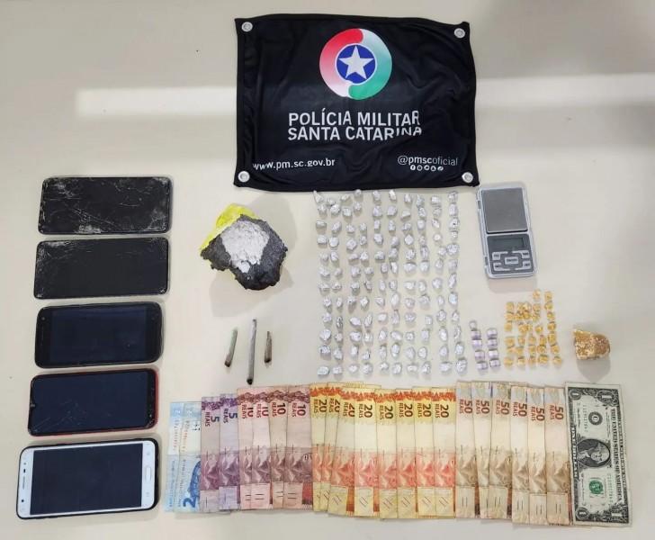 Homem é preso em Jaguaruna após PM encontrar cocaína, ecstasy e mais de 150 pedras de crack