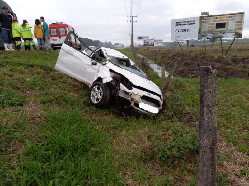 Saída de pista seguida de capotamento deixa três pessoas feridas na BR-101 em Içara