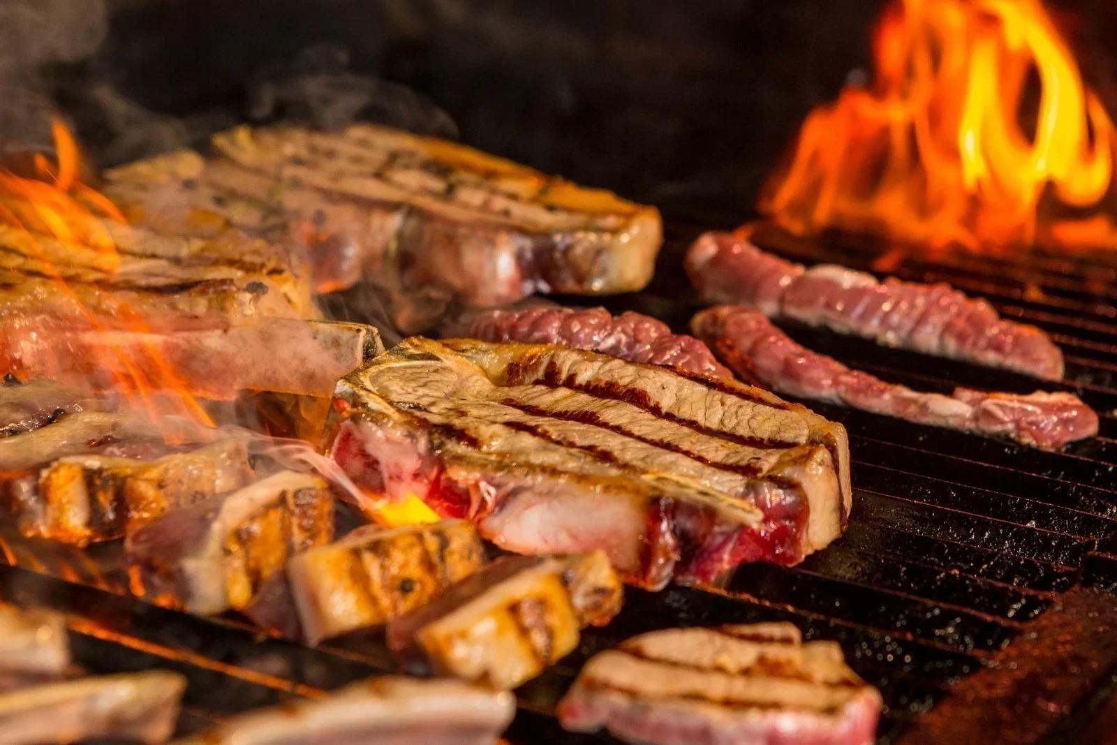 Criciúma recebe festival com shows gratuitos, churrasco de chão e uma tonelada de carnes