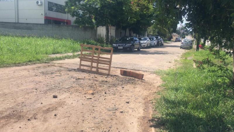 Morador fecha rua em protesto por pavimentação em Criciúma