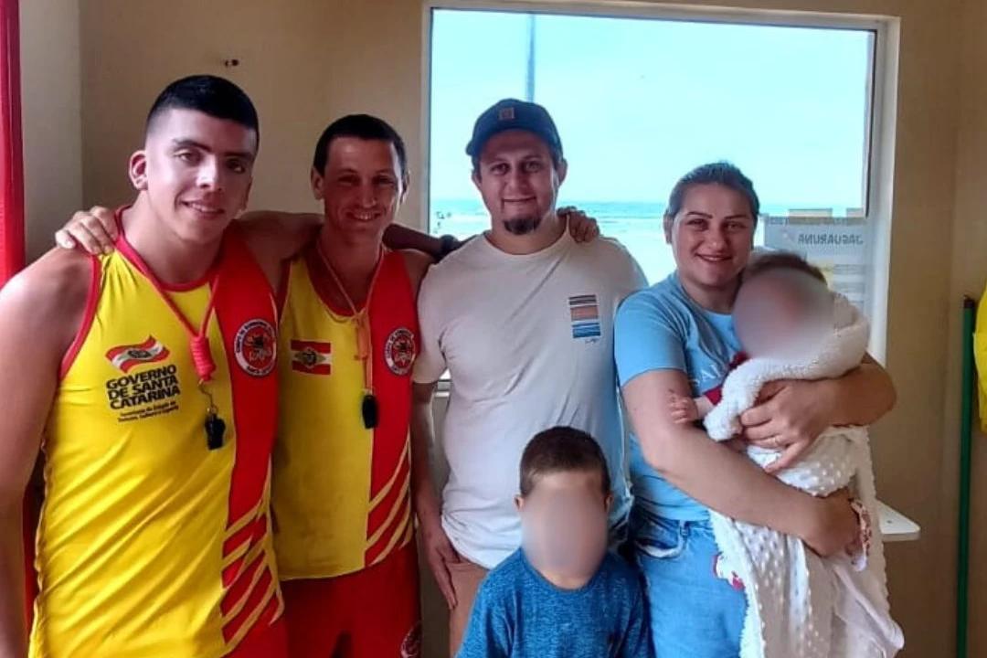 Bebê é salva por guarda-vidas após se engasgar em praia de Jaguaruna