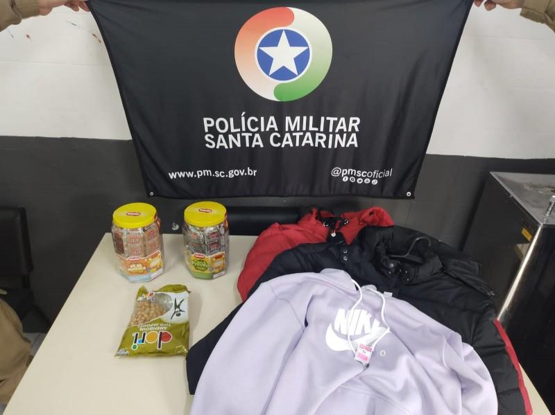 Homem furta pacote de amendoim, potes de doces e roupas no Centro de Criciúma