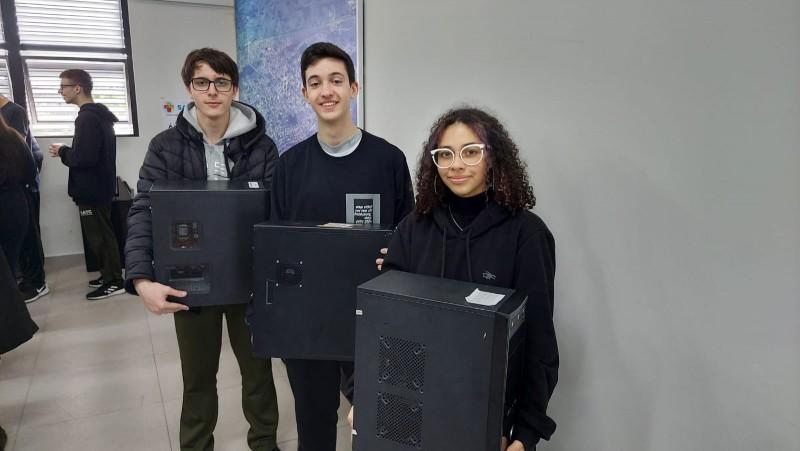Alunos da Satc recuperam computadores de escolas públicas de Içara