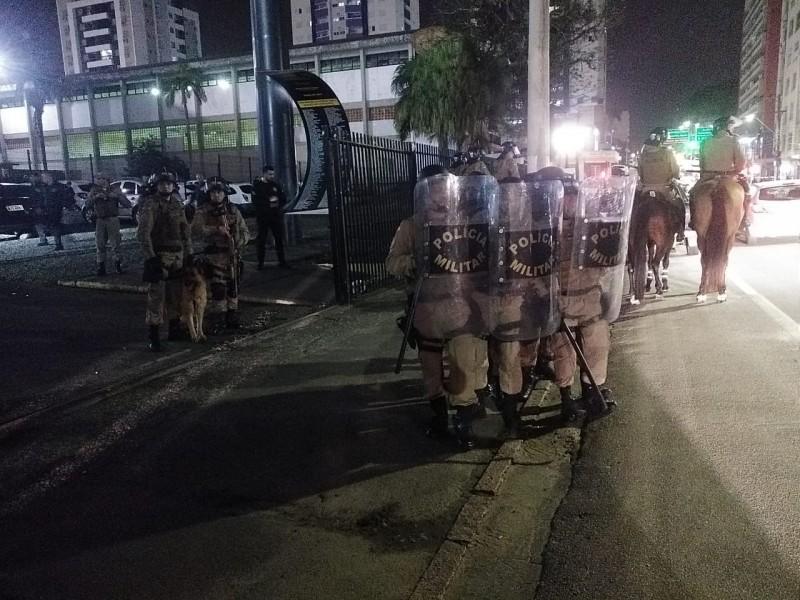 Grupo de torcedores protesta após nova derrota do Criciúma no Majestoso 