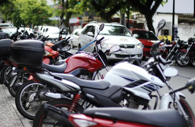 Estacionar moto na Área Azul gera multa e pontos na CNH