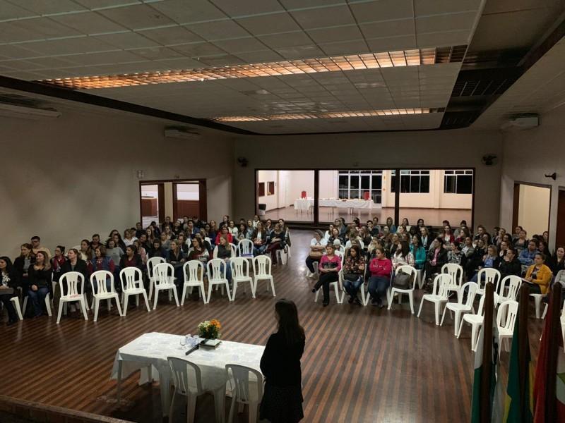 Professores da rede municipal de ensino participam de capacitação